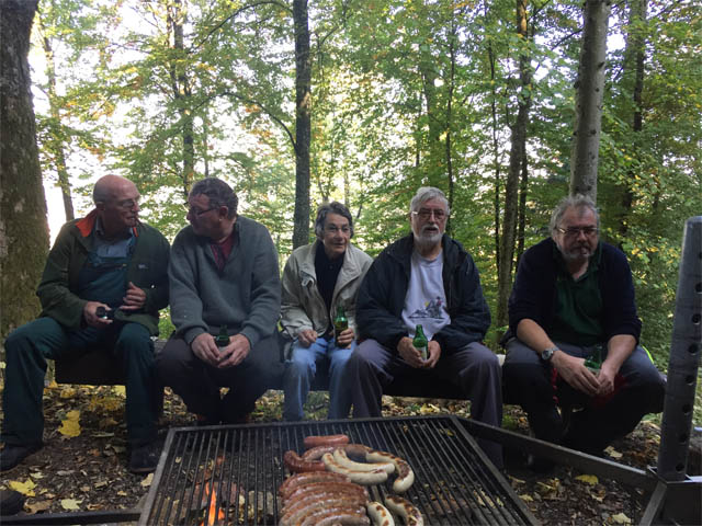 Mitglieder beim gemeinsamen Essen im Wald