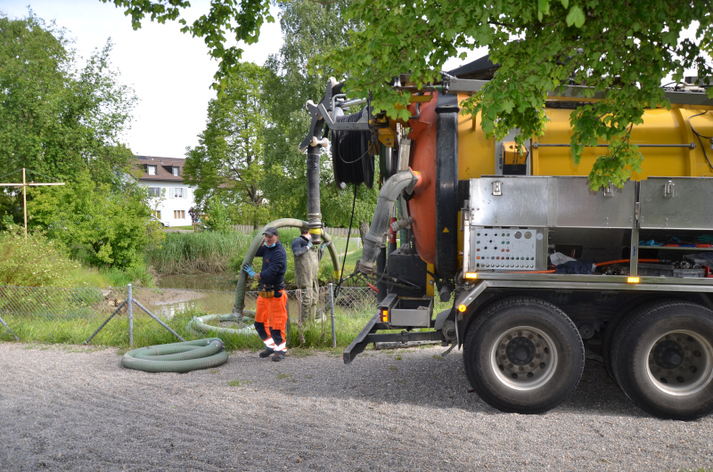 Maschinen reinigen den Dergetenweiher