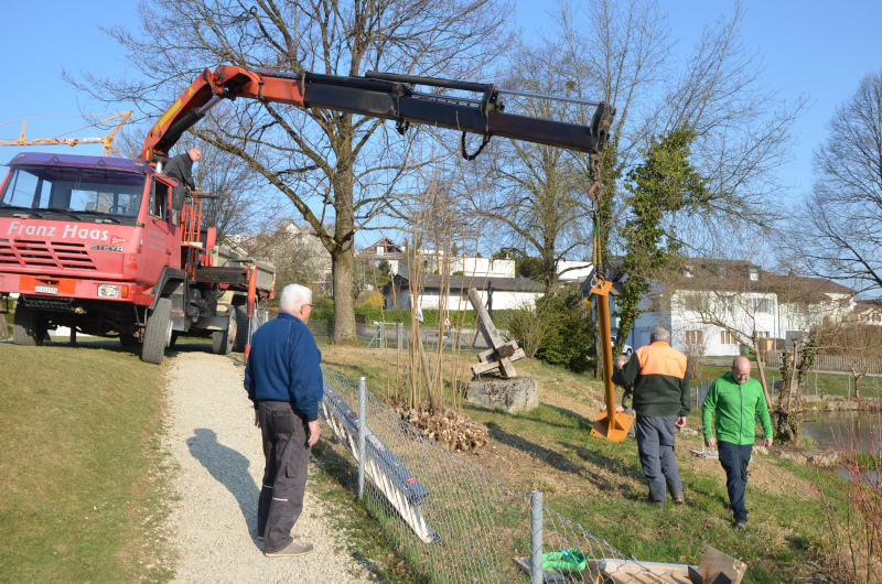 Ein Kran hebt den Schwalbenturm am Ägertenweiher in Position